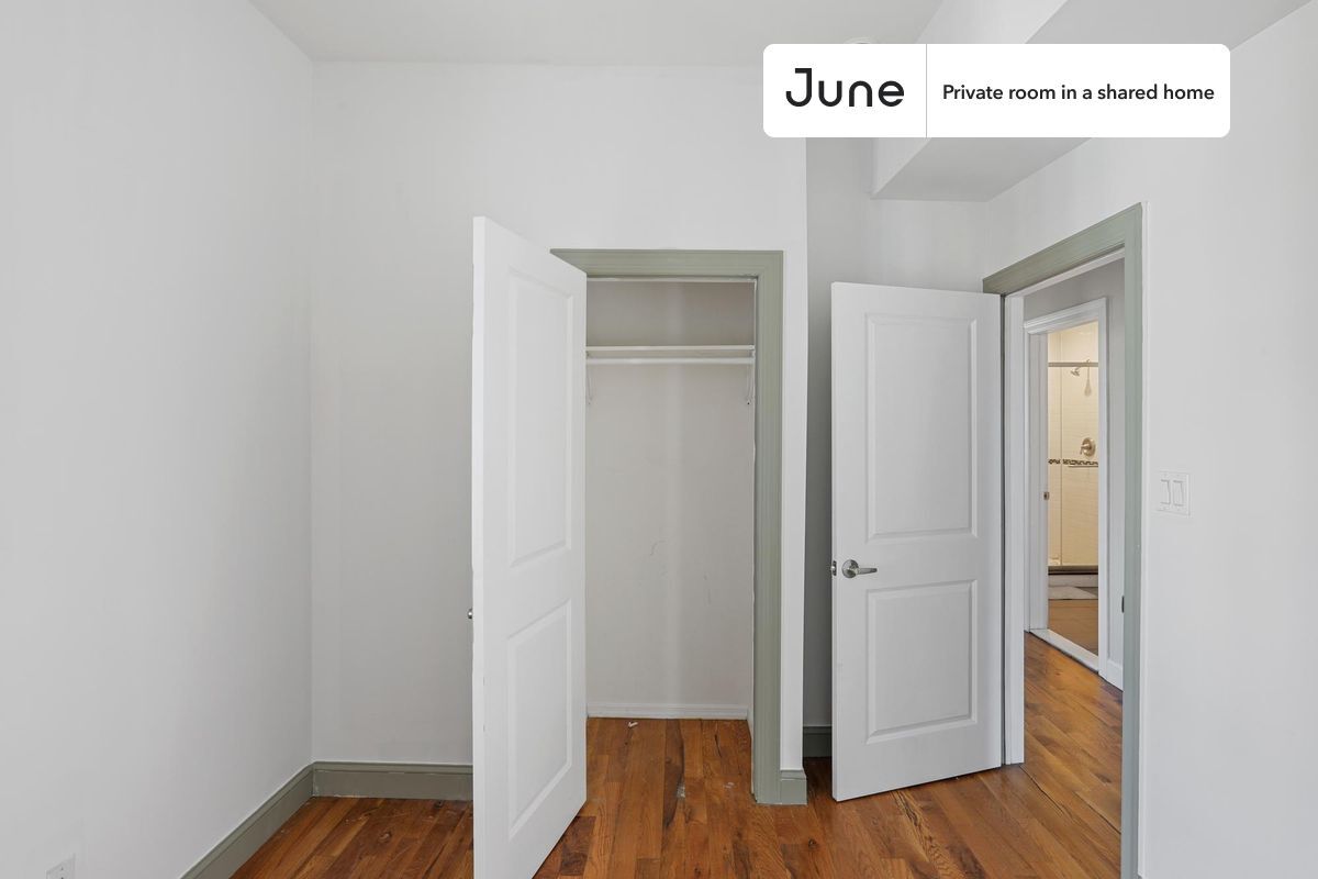Building Photo - Private bedroom in 4 bed/2 bath Home