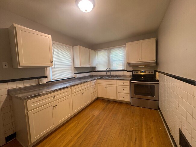 Building Photo - GORGEOUS 3 Bed 1 Bath w/Large Fenced Yard