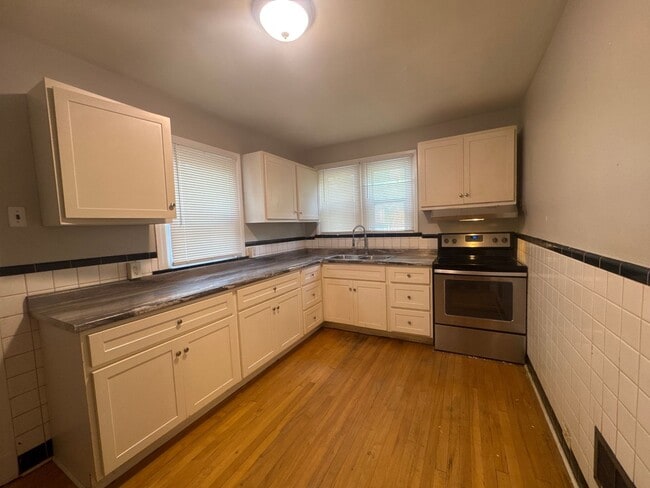 Building Photo - Updated 3 Bed 1 Bath w/Large Yard