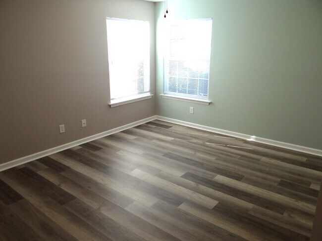 Building Photo - Long term ground floor rental