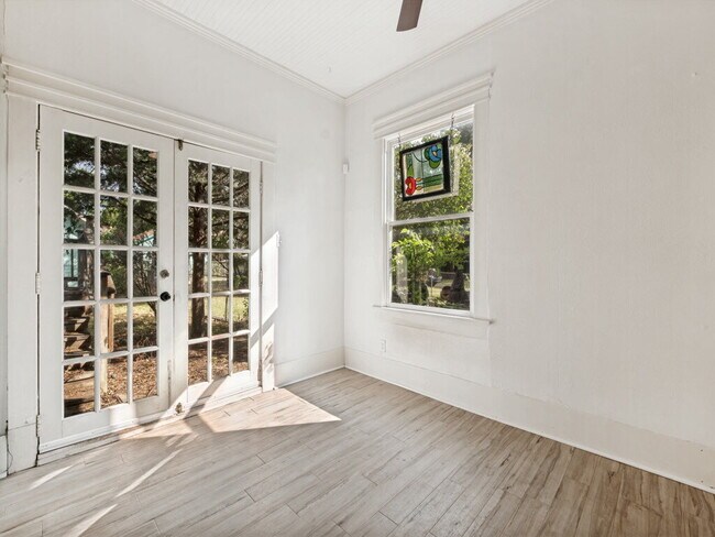 Building Photo - "Charming 4-Bedroom Home with 2 Full Baths in Vibrant Dallas Neighborhood!"