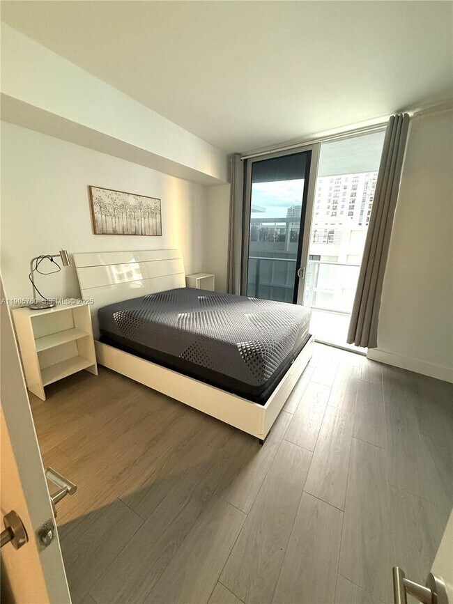 Building Photo - 1010 SW 2nd Ave