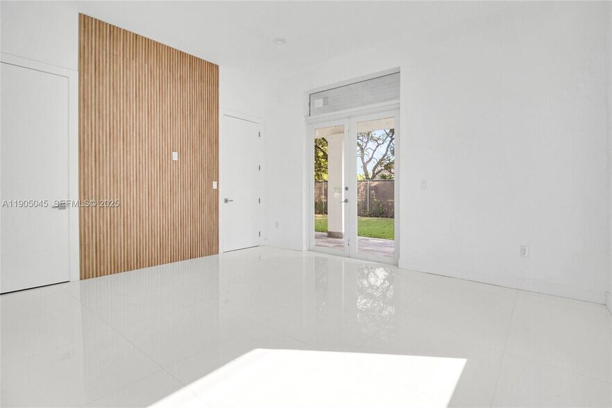 Building Photo - 425 SW 129th Ave