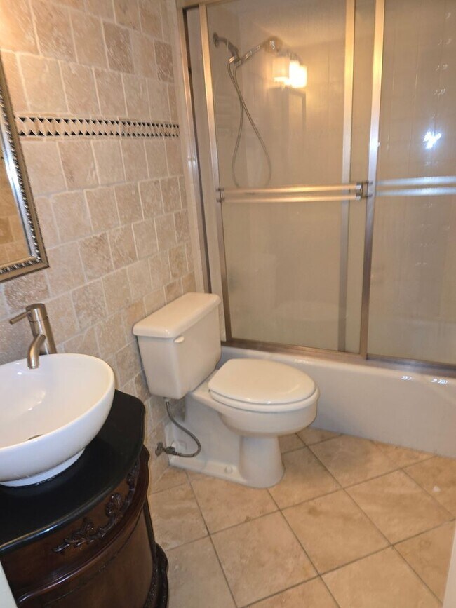 Building Photo - West Knoxville 37923 - 2 bedroom, 2 bath condo - Contact Lisa Vineyard and Shannon Russell (865) ...