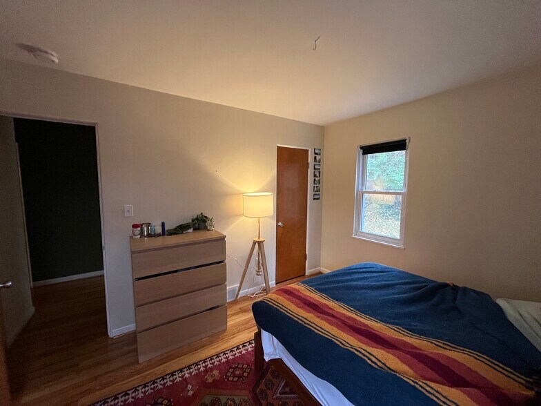 larger bedroom - 222 Buena Vista Ave