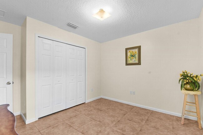 Building Photo - 237 N Hidden Tree Dr