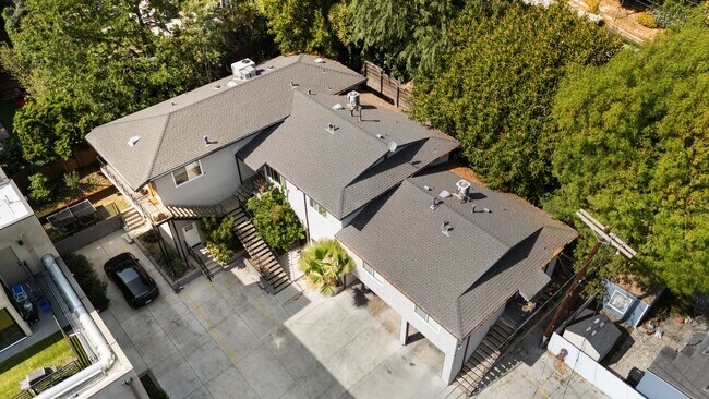 Building Photo - Newly Remodeled 1 Bed, 1 Bath Apartment in Prime Silver Lake!