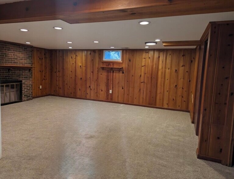 Building Photo - 750 Elm Ct
