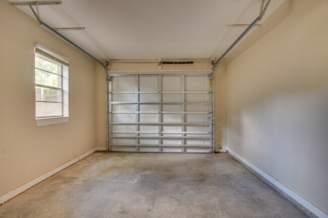 Building Photo - Fully Renovated 3/2 Just Minutes from the ...
