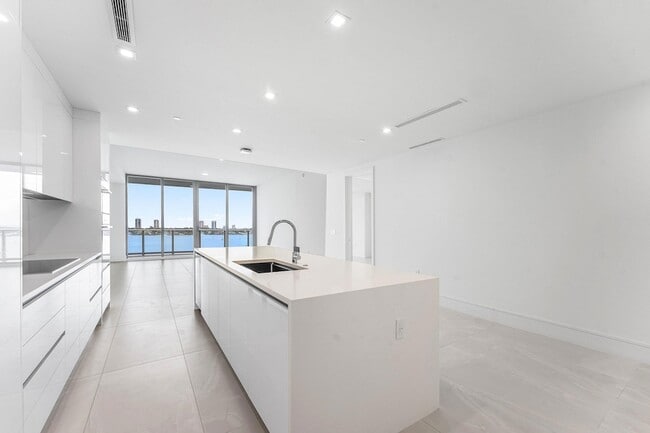 Building Photo - 220 Lake Shore Dr