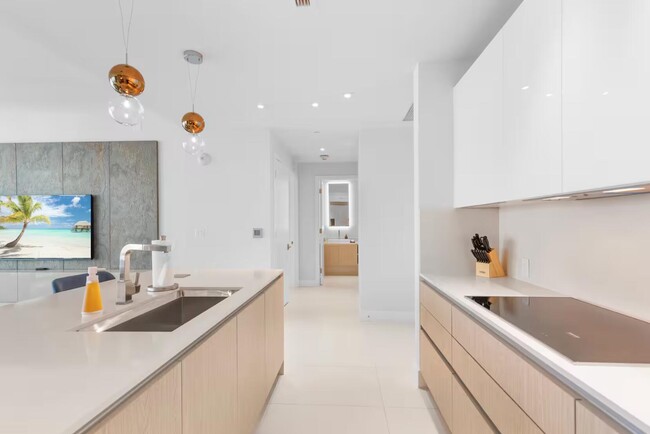 Building Photo - 3100 N Ocean Dr