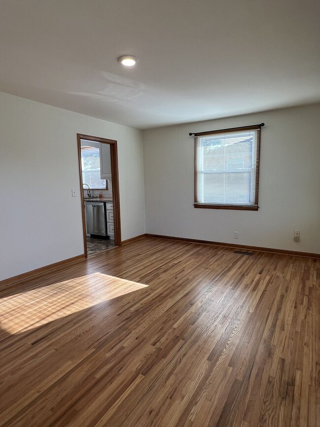 Building Photo - Single-Family Home with 2 Bedrooms and 1.5...
