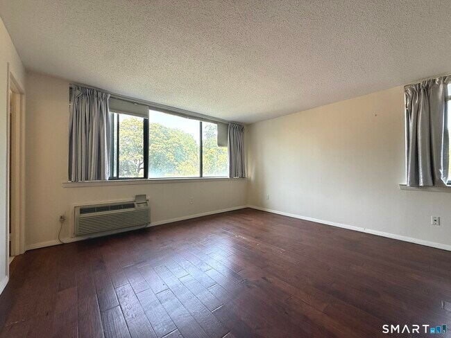 Building Photo - 1460 Elm St