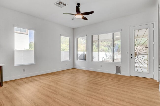 Building Photo - Popular Seven Hills Area, 1-Story, Complet...