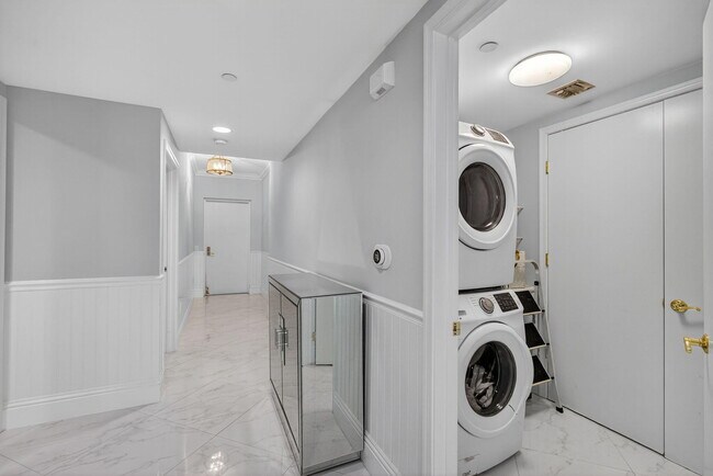 Building Photo - 2650 Lake Shore Dr