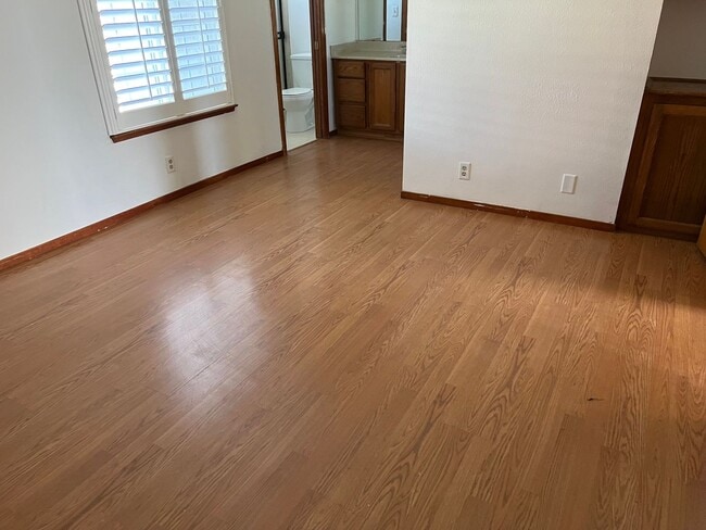 Building Photo - Northeast Hanford 3 bedroom 2 bath with la...