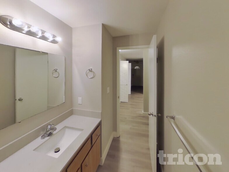 Building Photo - 1021 30th St NE