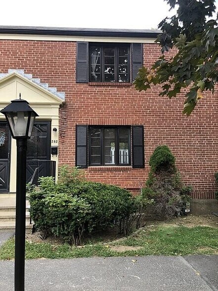 Primary Photo - 282 Lexington St