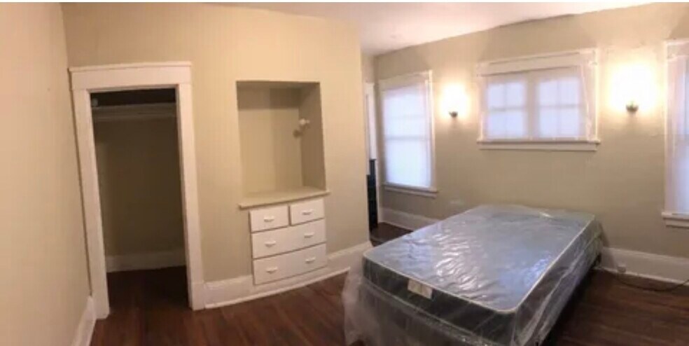 Building Photo - 804 W Oregon St