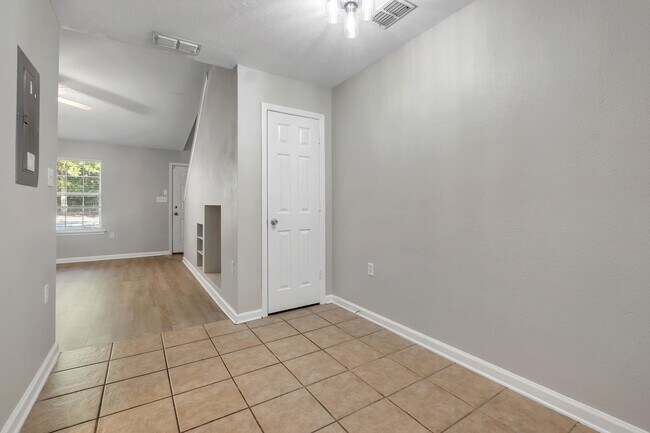 Building Photo - 2738 W Tharpe St