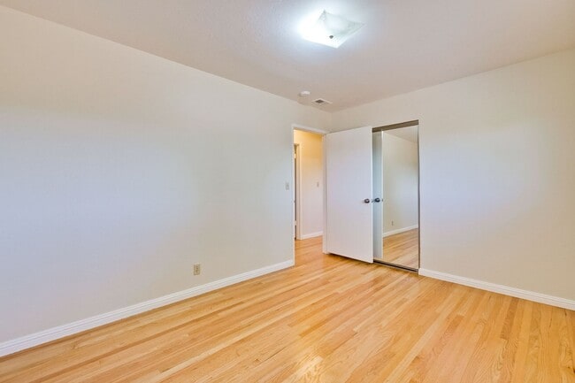 Building Photo - Beautiful Birdland Home on Quiet Cul-de-Sa...