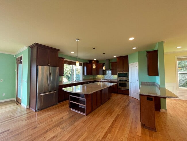 Building Photo - Spacious 4-Bedroom Home with Cascade & Val...