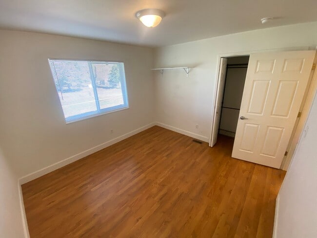 Building Photo - Three Bedroom Bayfield House Available for...