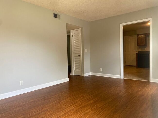 Building Photo - Amazing 2BR/1BA East Nashville Duplex!
