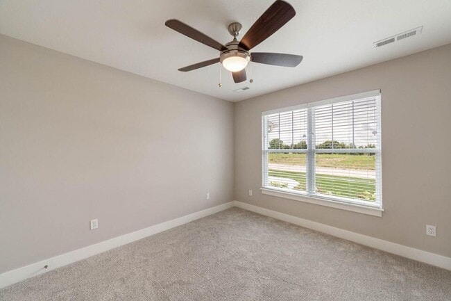 Building Photo - 4825 Kenora Dr