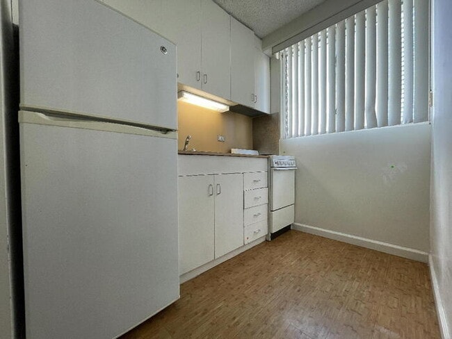 Building Photo - PACIFIC GRAND studio, sec, A/C, lanai, poo...