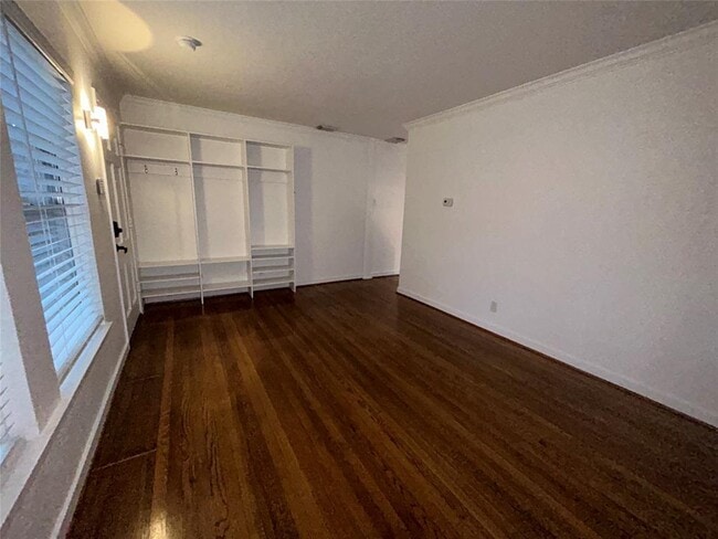 Building Photo - 4020 Blue Bonnet Blvd