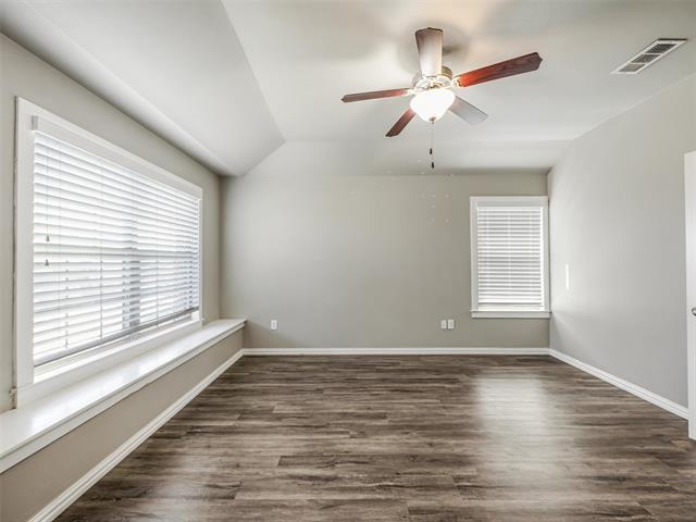 Building Photo - 4916 Villas Dr