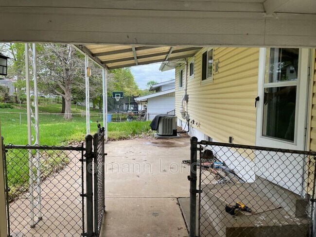 Building Photo - 451 Golden Valley Dr