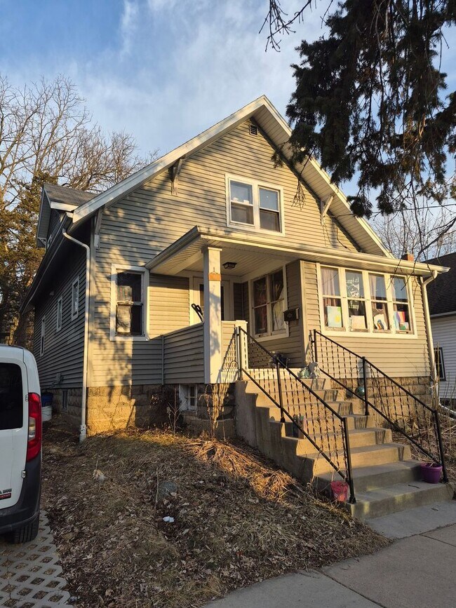 Building Photo - 4BR Home Near Olbrich Gardens & Garver Feed Mill