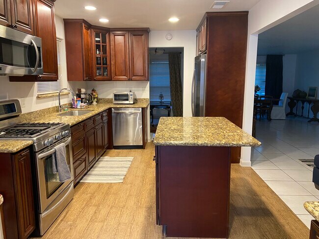 Building Photo - 9721 Westview Dr