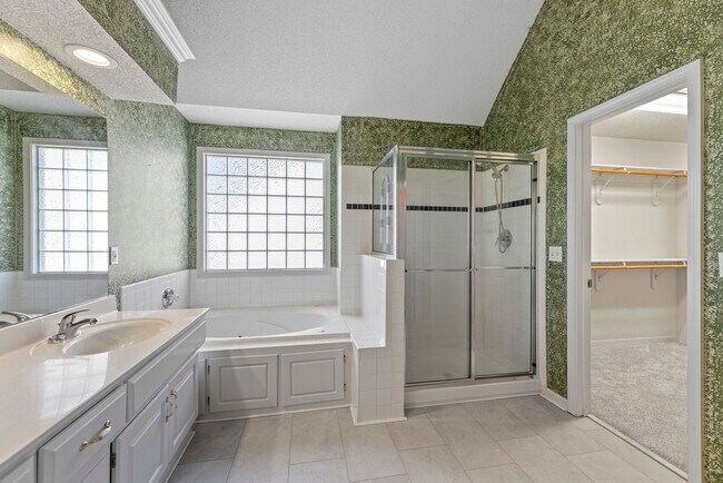 Building Photo - Four Bedroom Home Available in Overland Park