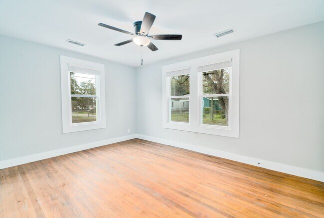 Building Photo - Stylish Lowcountry Comfort Near the Heart of North Charleston!