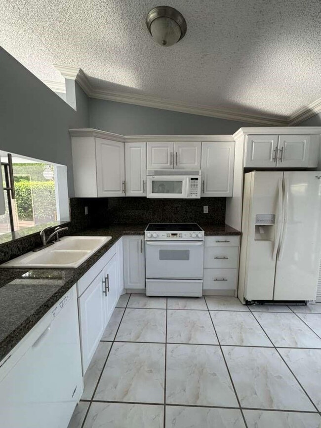 Building Photo - 10324 Boca Bend W