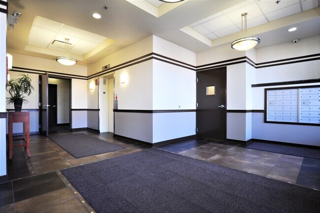 Building Photo - 5588 N Lincoln Ave
