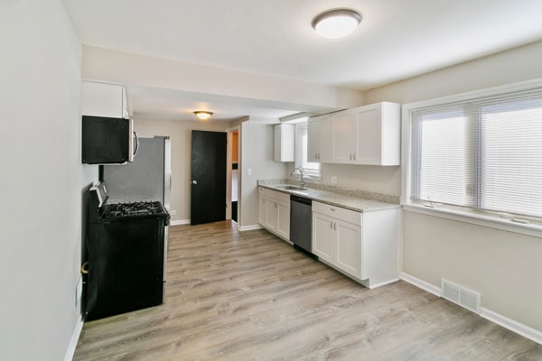 Building Photo - 3133 W 101st St