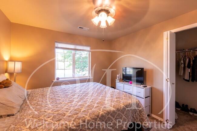 Building Photo - Conveniently Located 3 Bedroom Home with F...