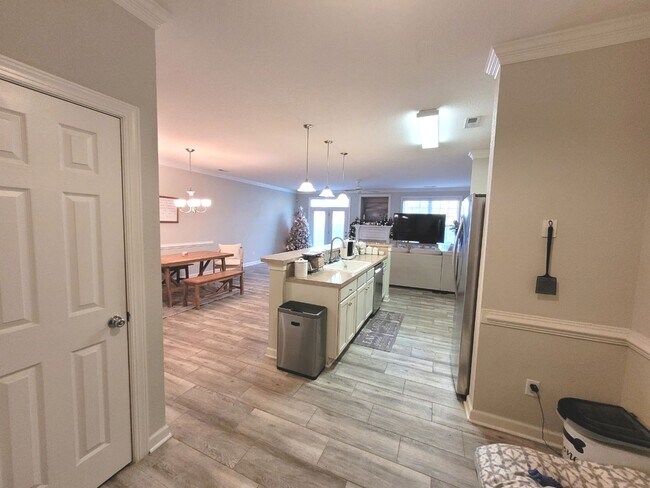 Building Photo - Gorgeous Townhome-Style Condo in Virginia Beach!