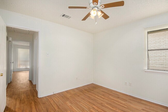 Building Photo - 6819 W Cleburne Rd