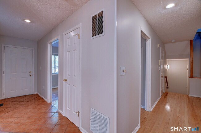 Building Photo - 4 Stonington Ct