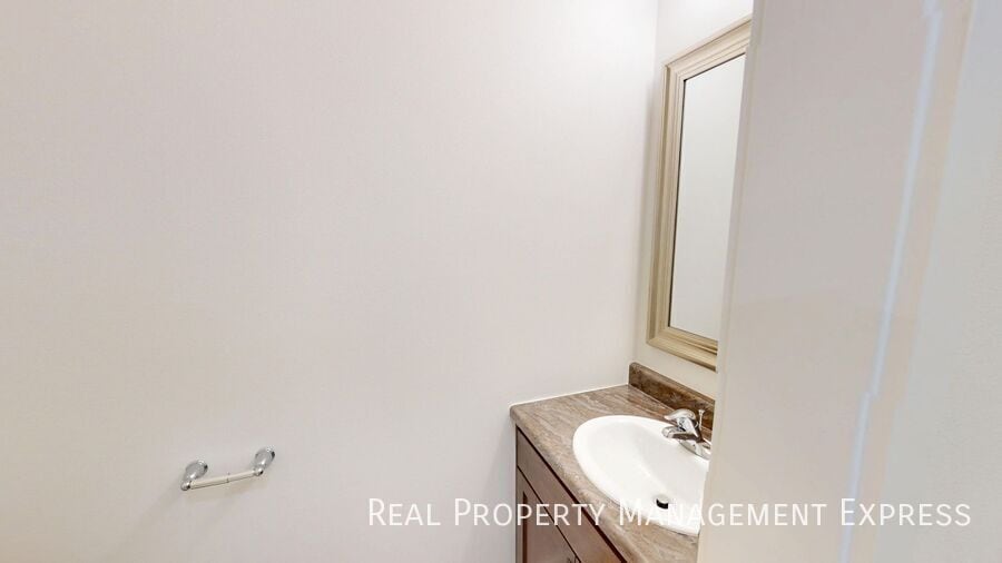 Building Photo - Stylish 2 Bed 1.5 Bath Townhome