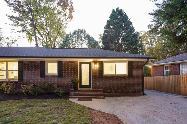 Building Photo - 975 Shadowridge Dr SE