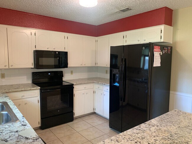 Building Photo - Cozy and Quaint 2 bedroom 2 bath with bonu...