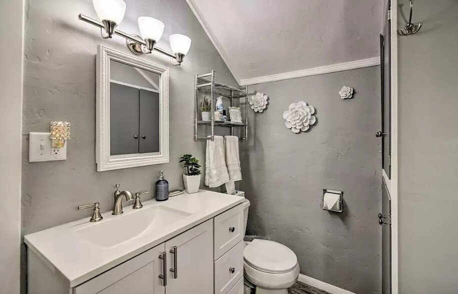 Building Photo - 325 W Spring St