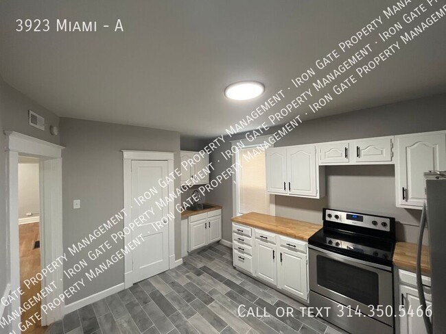 Building Photo - Updated 2-Bedroom Apartment with Garage in...