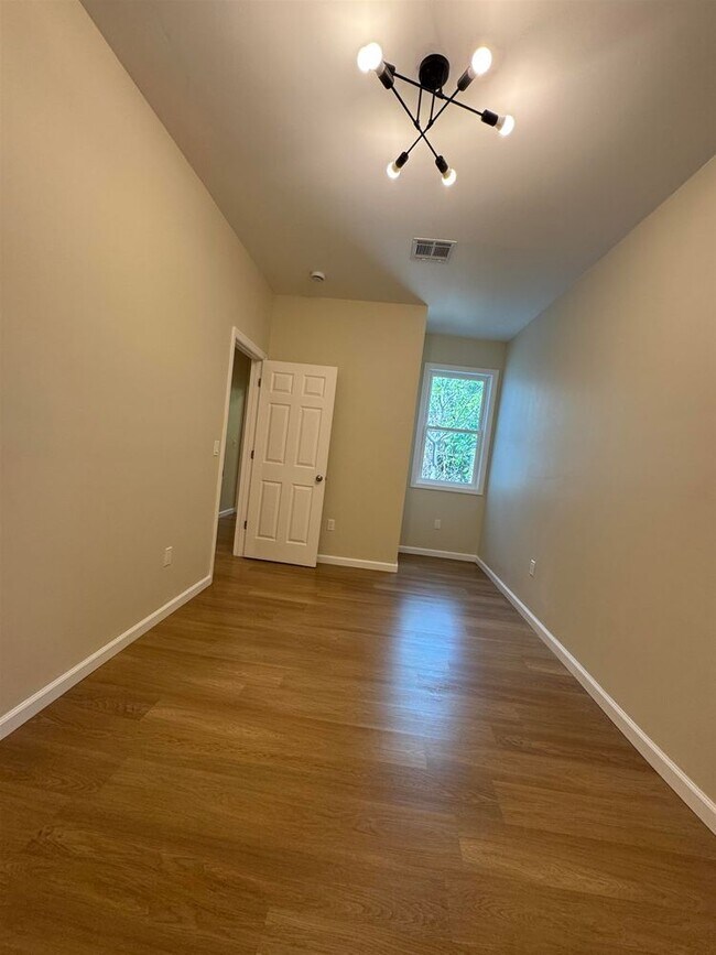 Building Photo - 628 Bramhall Ave